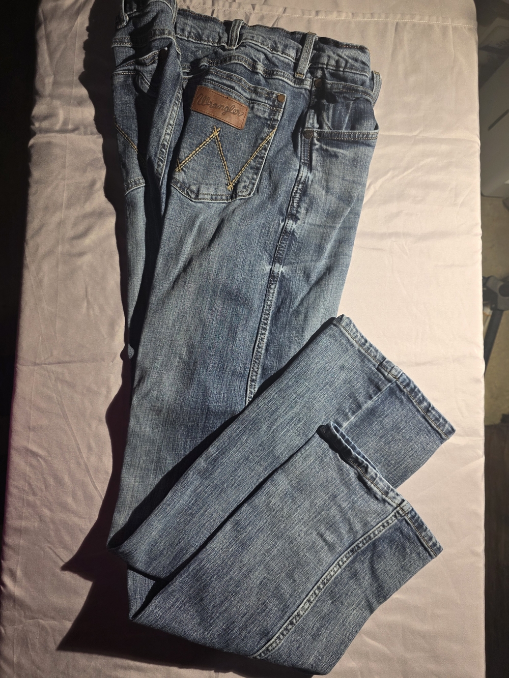 Wrangler Men's Relaxed Fit Medium Wash Blue Denim Jeans